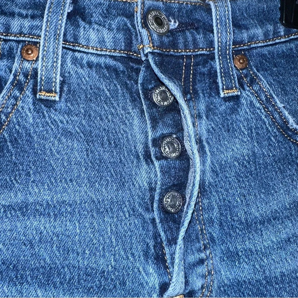Levi’s 501 blue denim button fly shorts women’s size 27